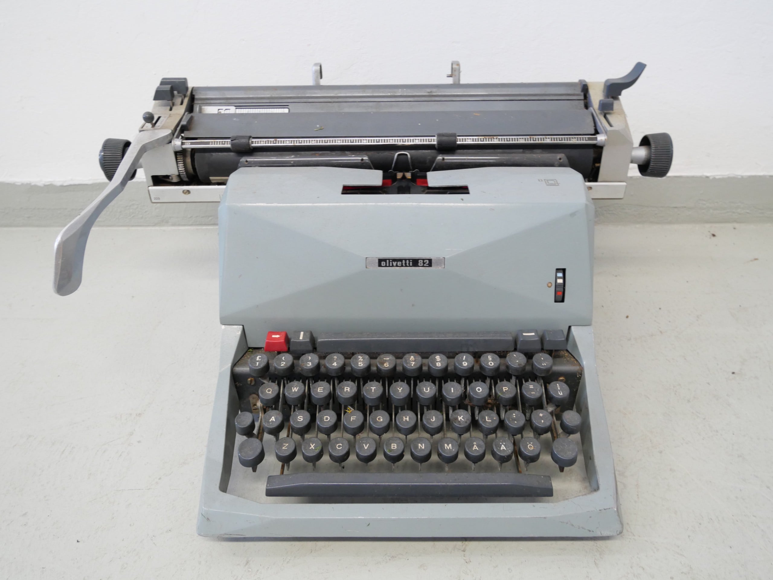 *Olivetti - Huutokauppa Ekman