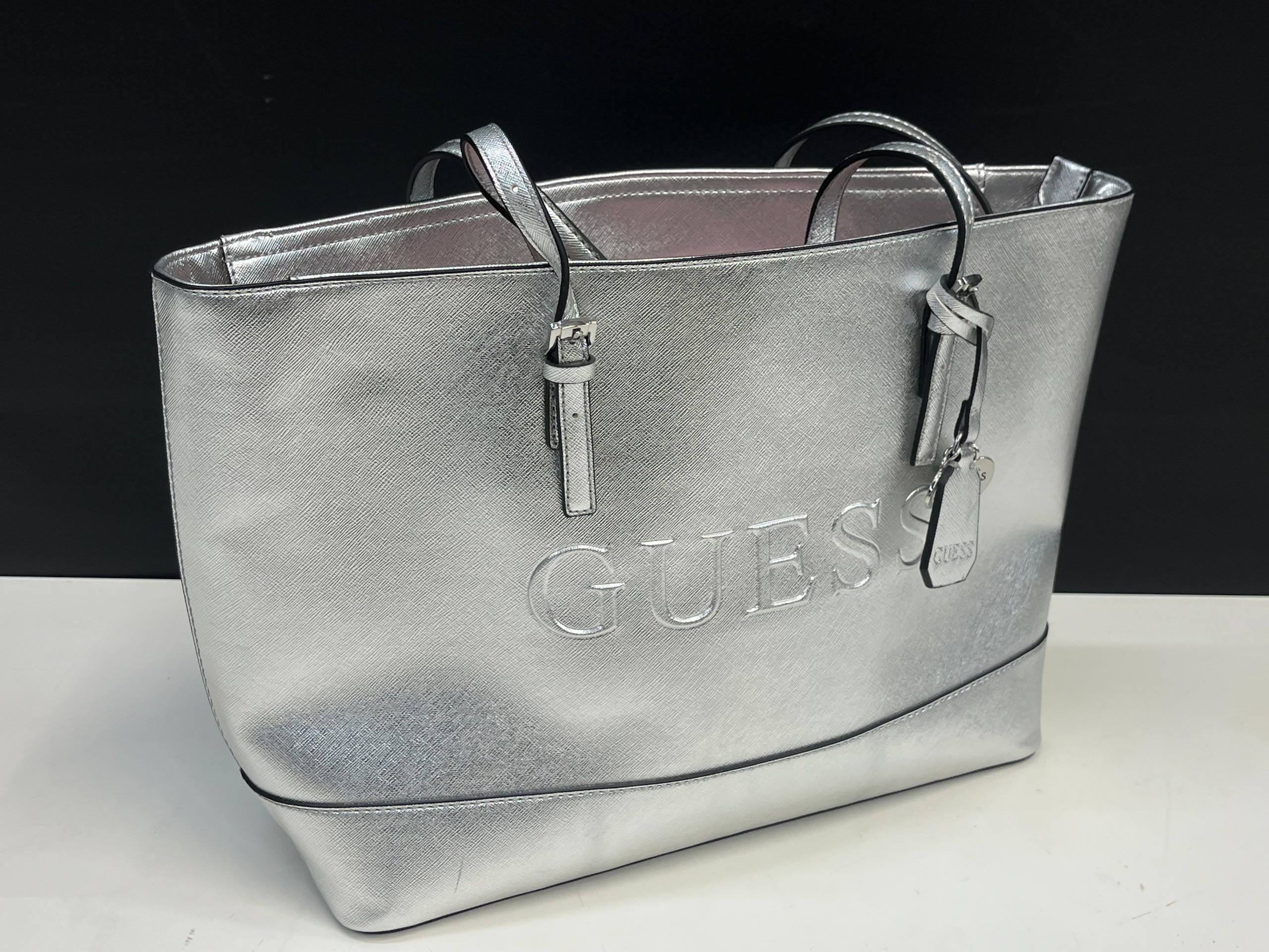 Guess - Huutokauppa Ekman