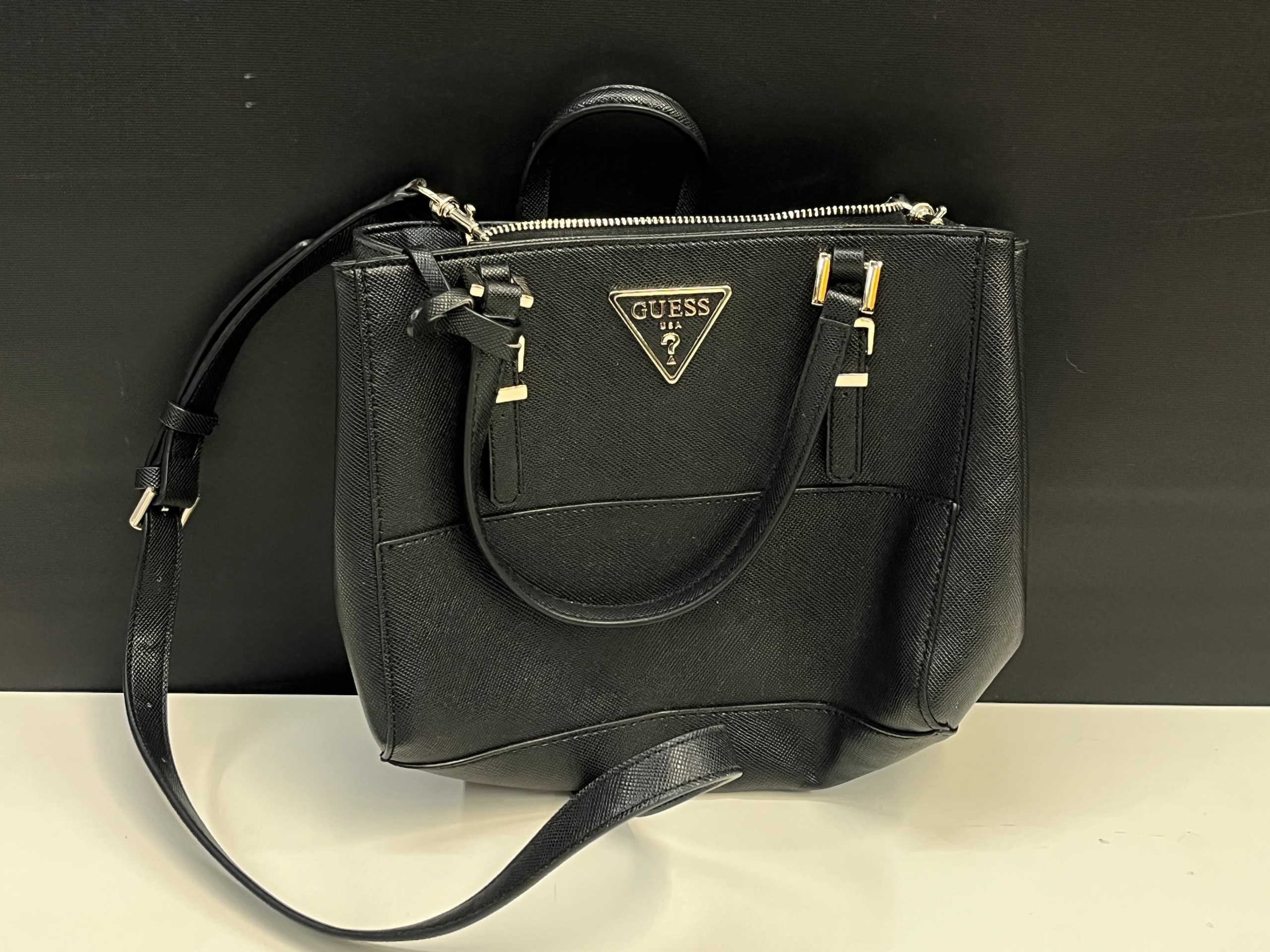 Guess - Huutokauppa Ekman