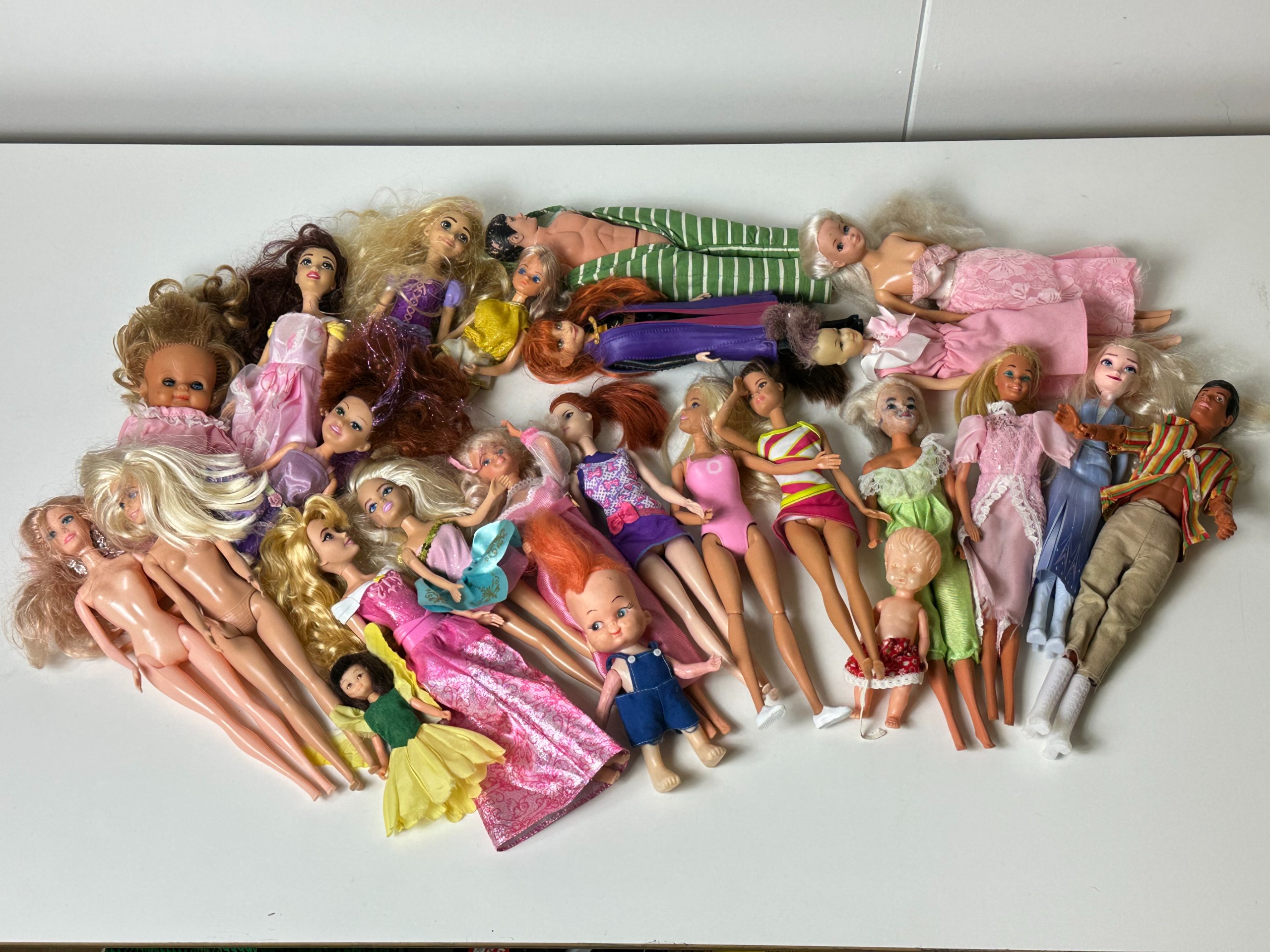 Barbiet ym. - Huutokauppa Ekman