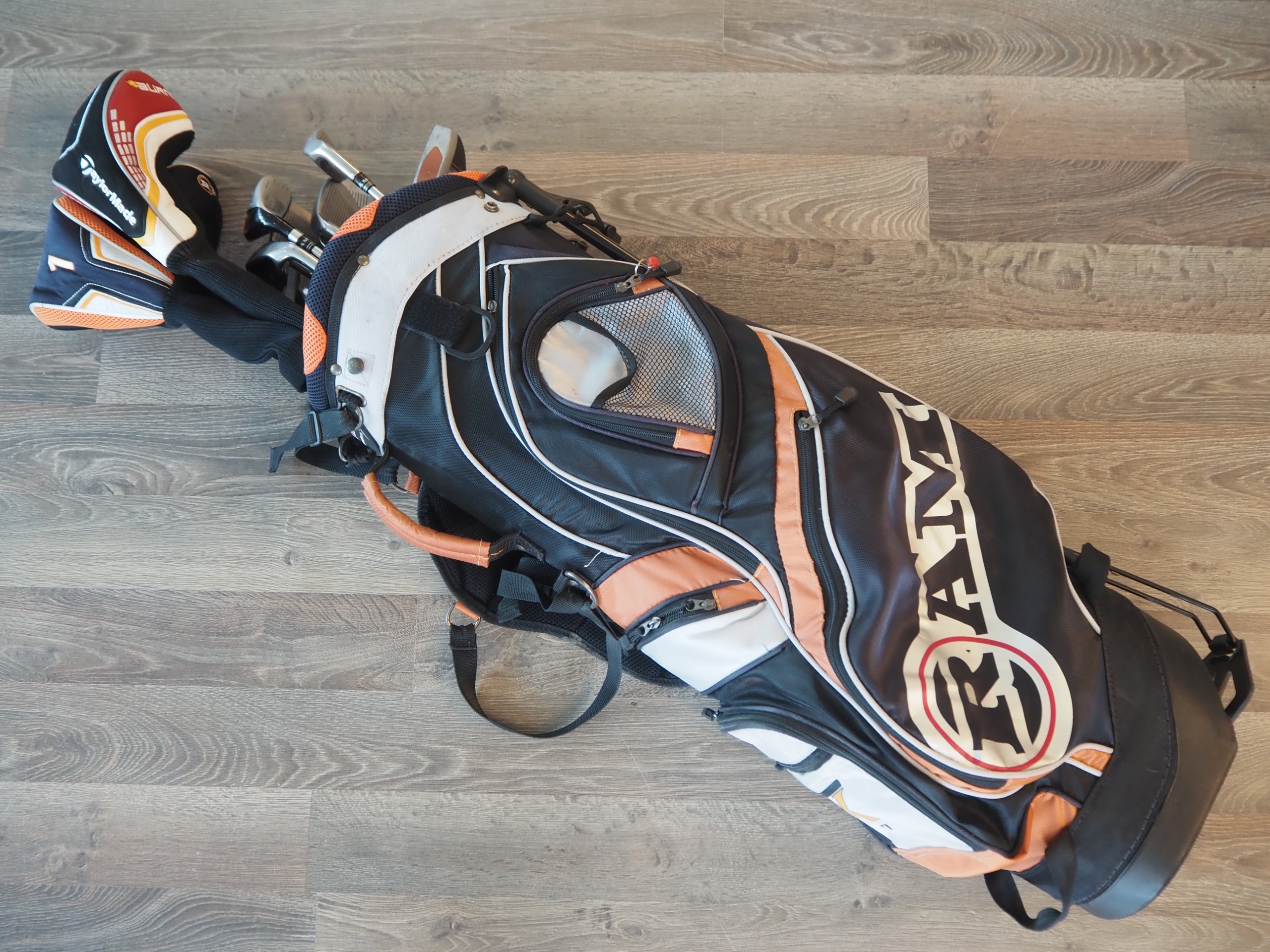Golfbagi ja mailat - Huutokauppa Ekman