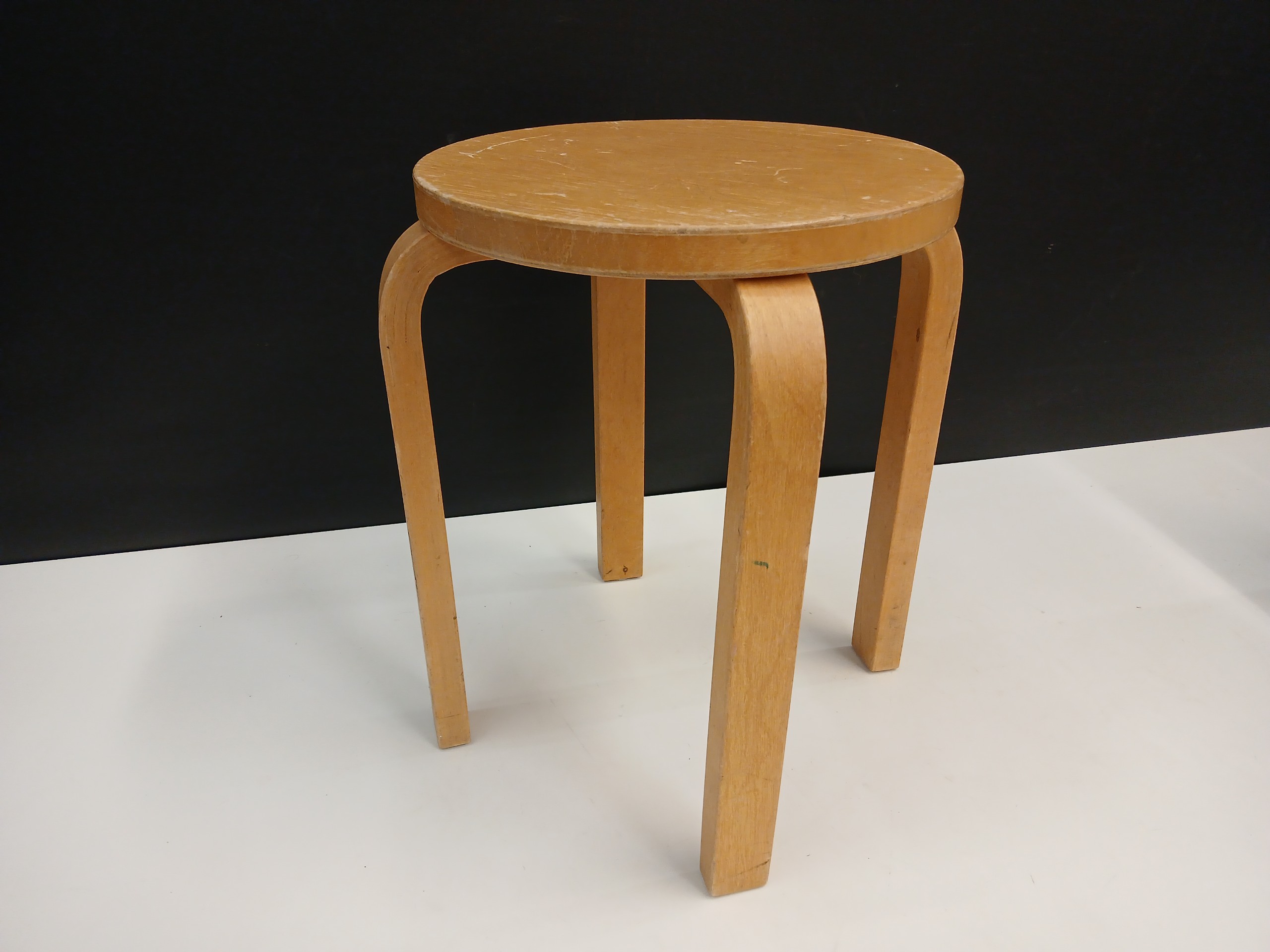 Artek Aalto E60 jakkara - Huutokauppa Ekman