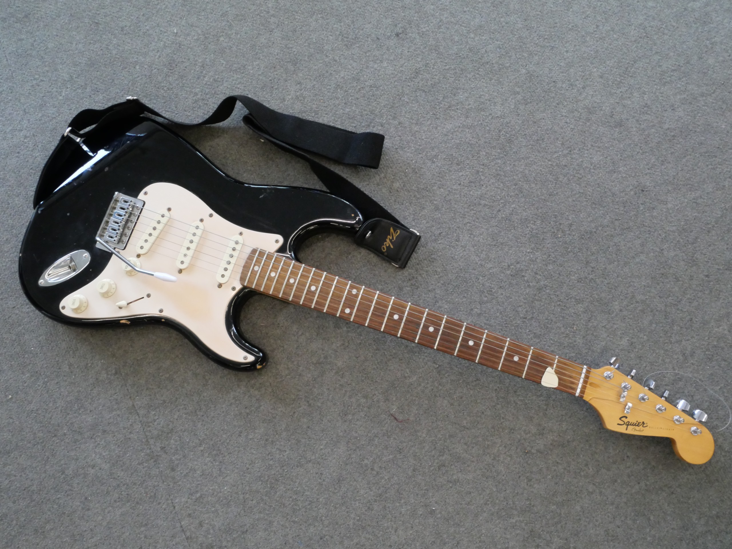 Sähkökitara Squier by Fender - Huutokauppa Ekman