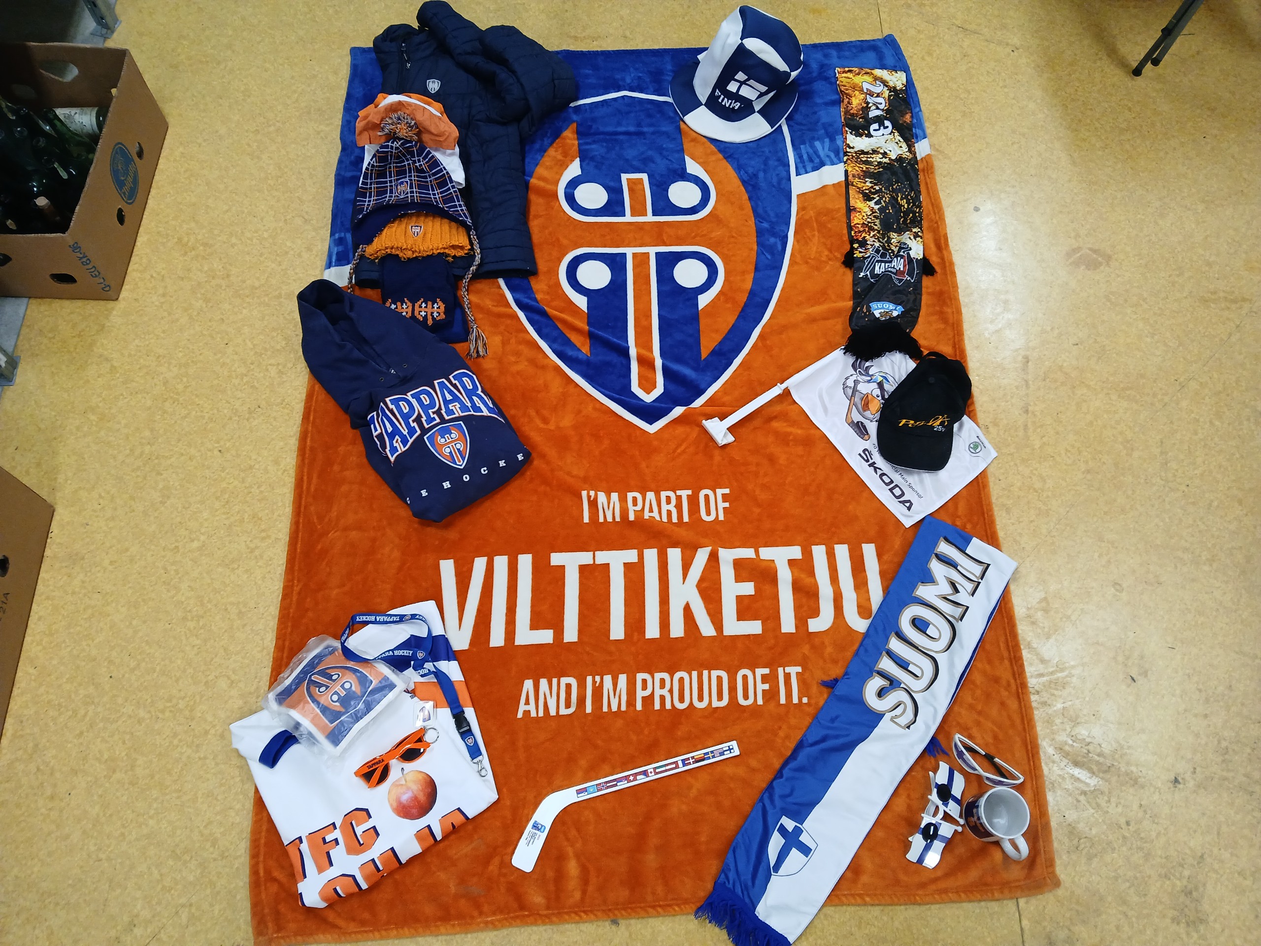 Fanituotteita - Huutokauppa Ekman
