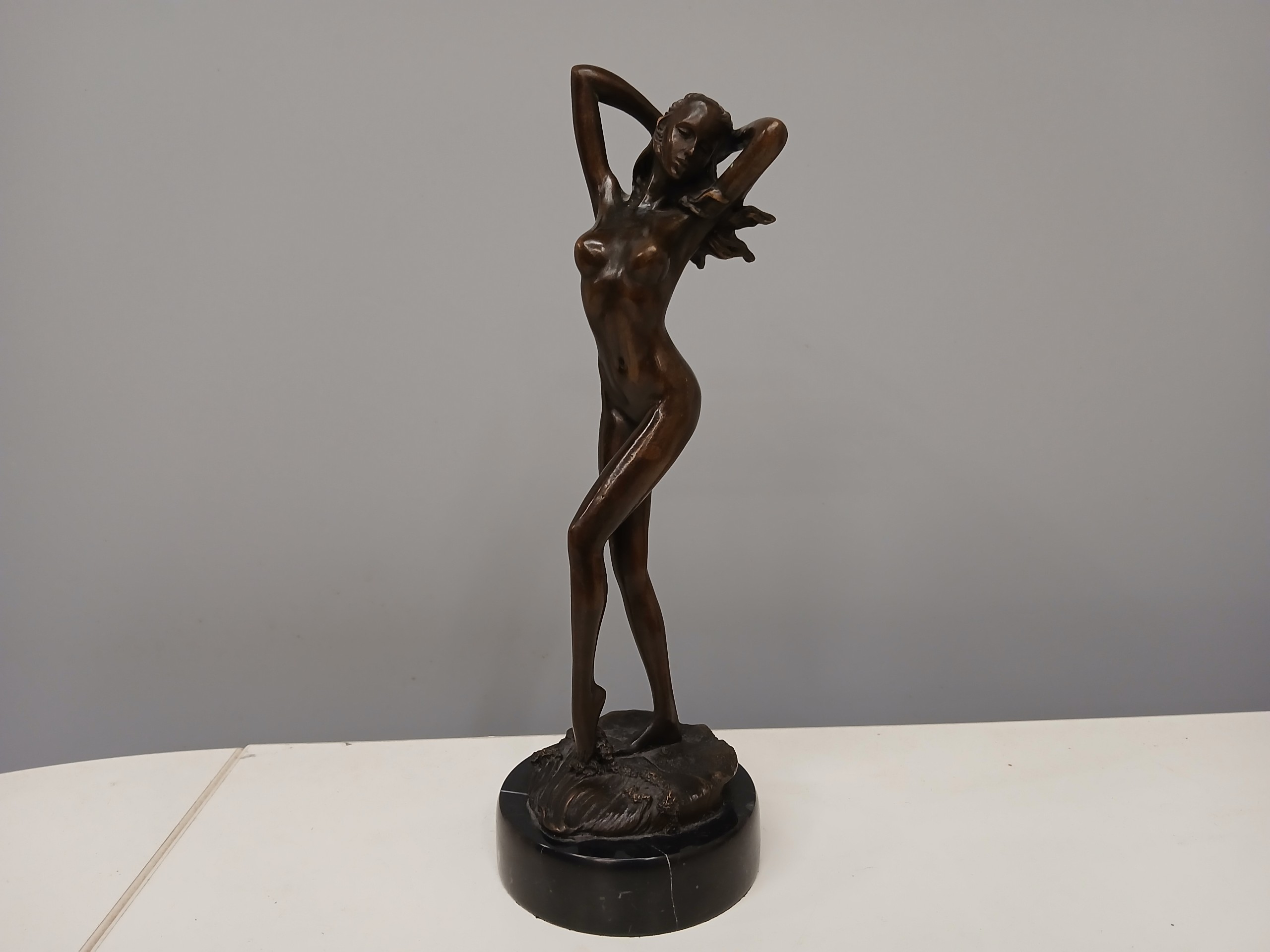 Naisfiguuri - Huutokauppa Ekman