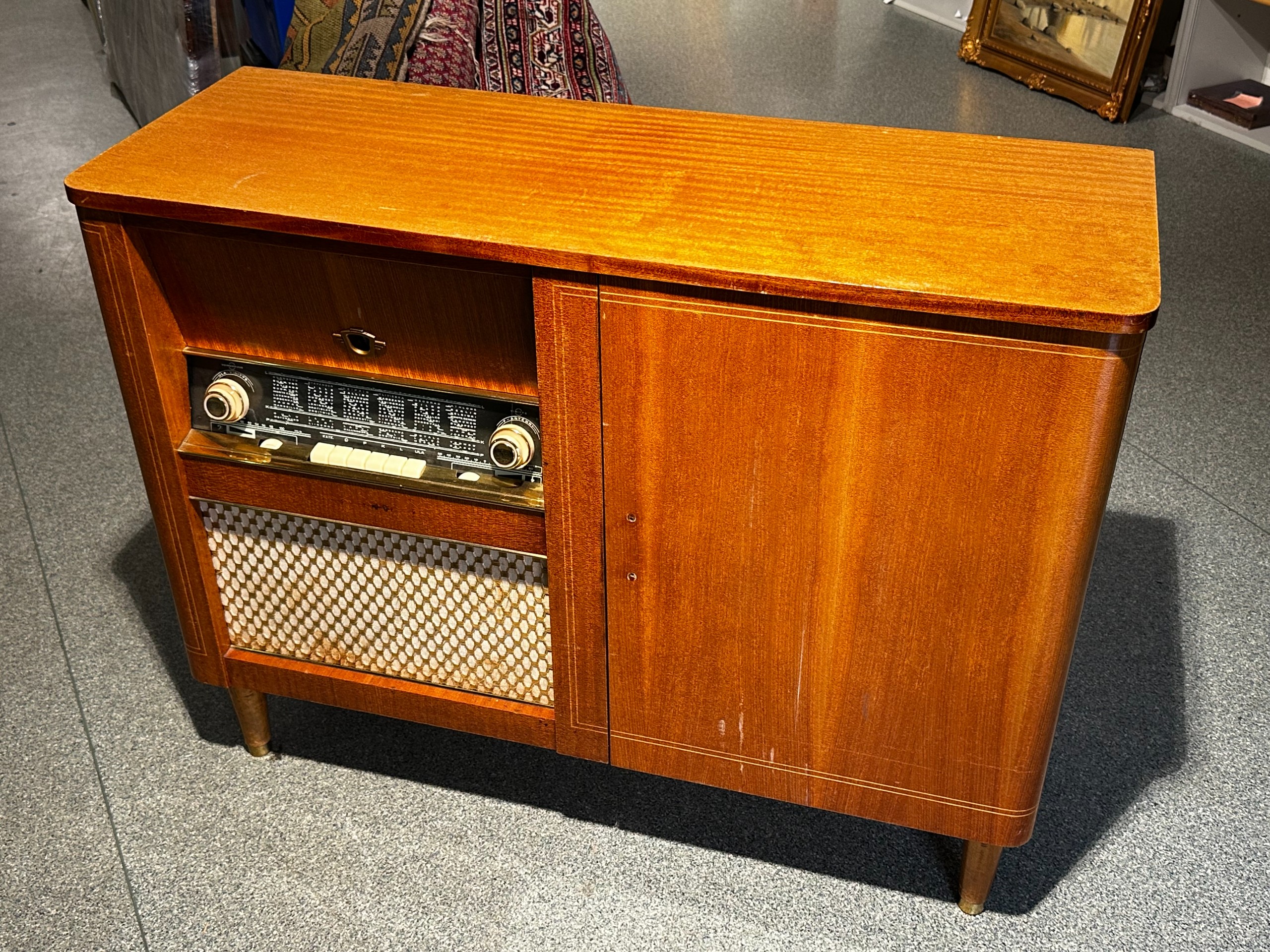 Radio/levysoitinkaappi - Huutokauppa Ekman