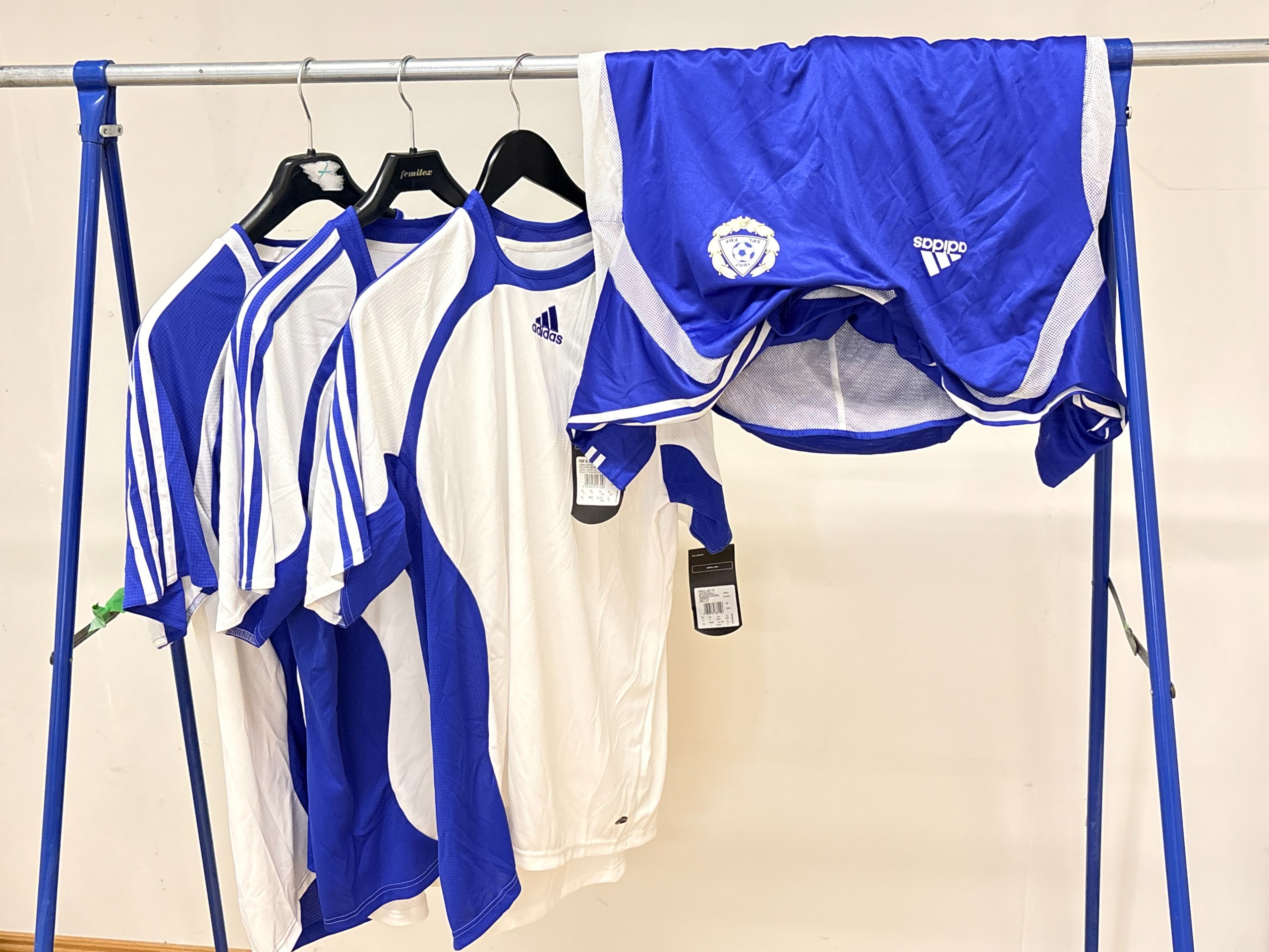Adidas jalkapallopaidat - Huutokauppa Ekman