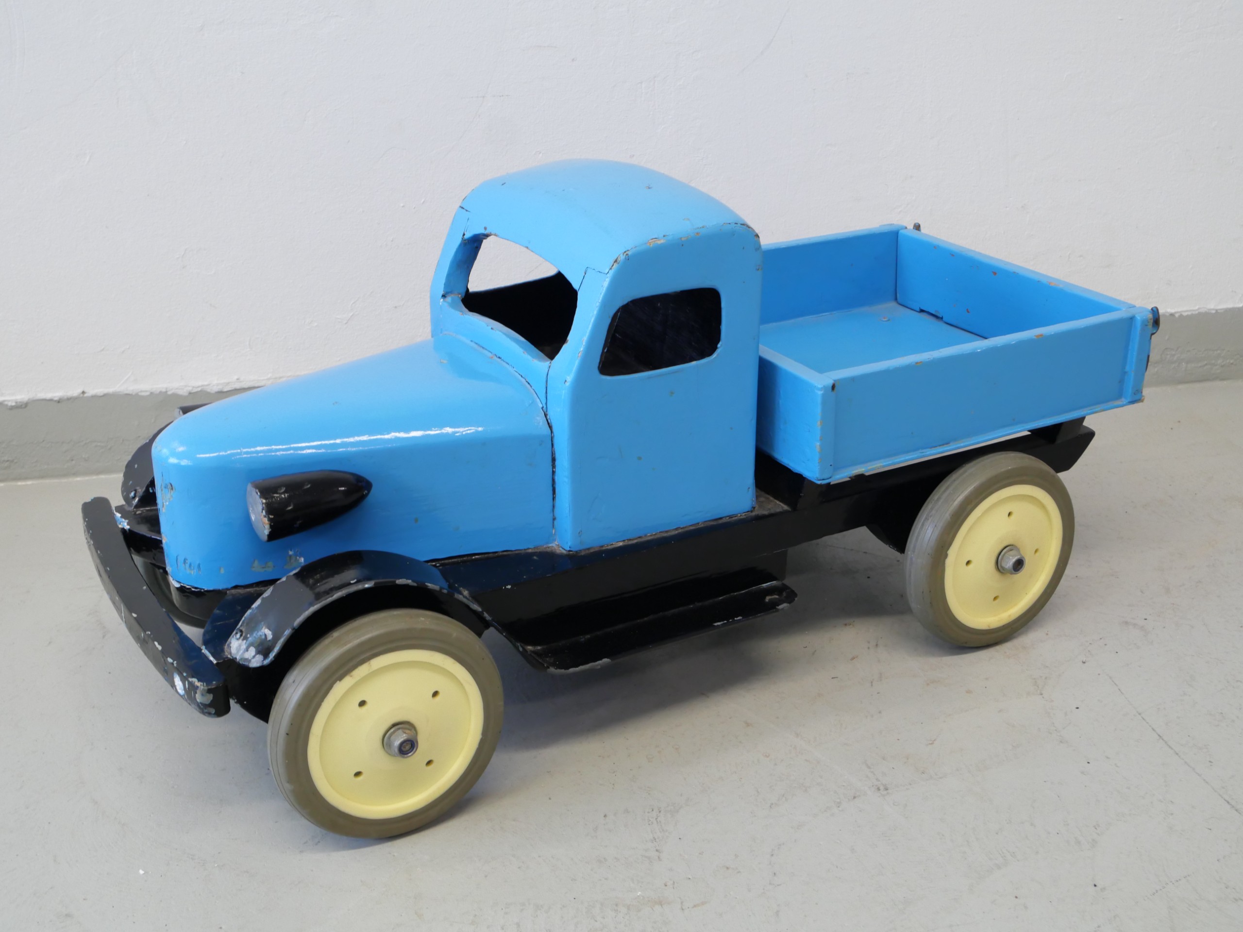 *Puuauto - Huutokauppa Ekman
