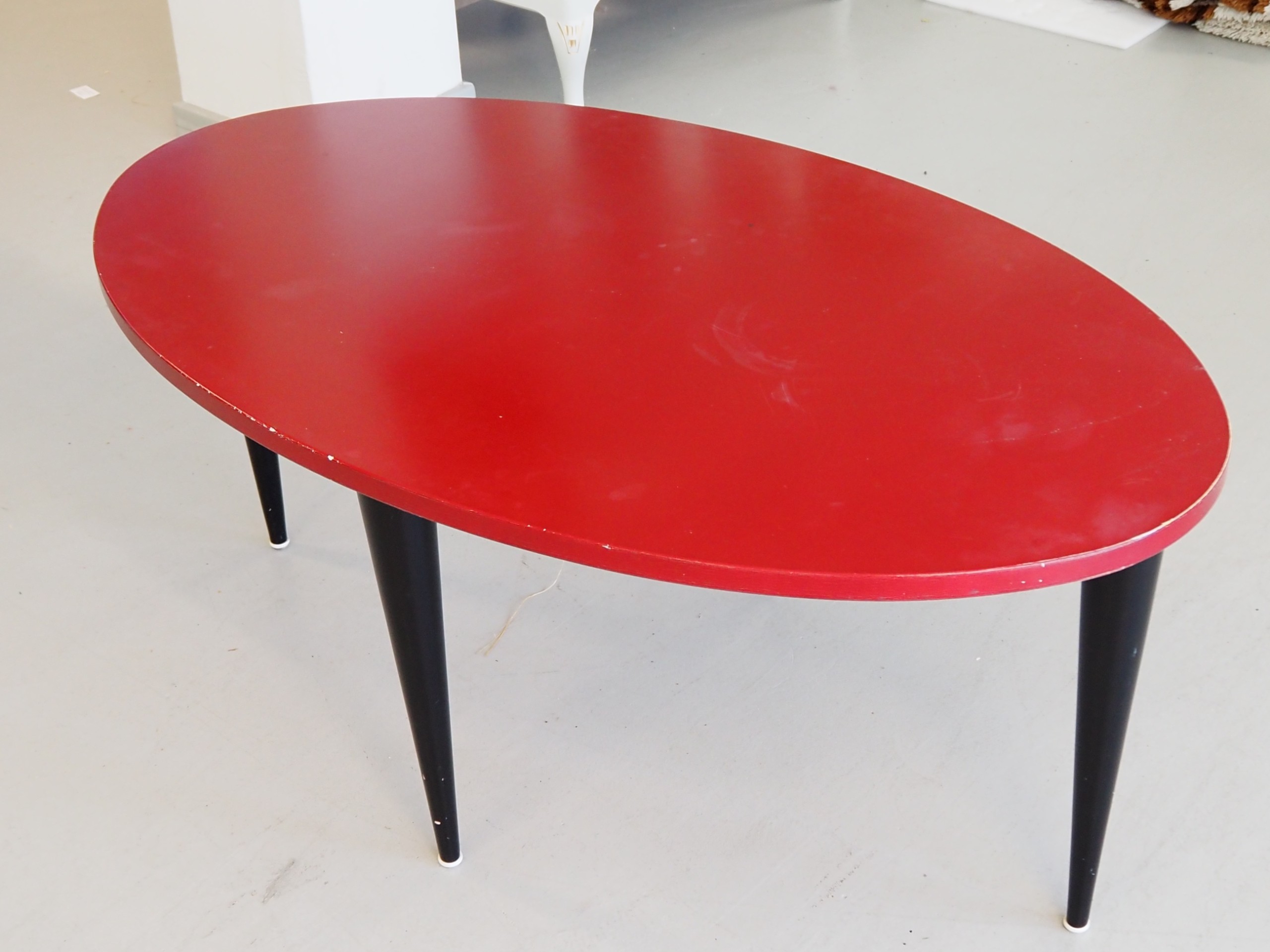 *Design pöytä punainen - Huutokauppa Ekman