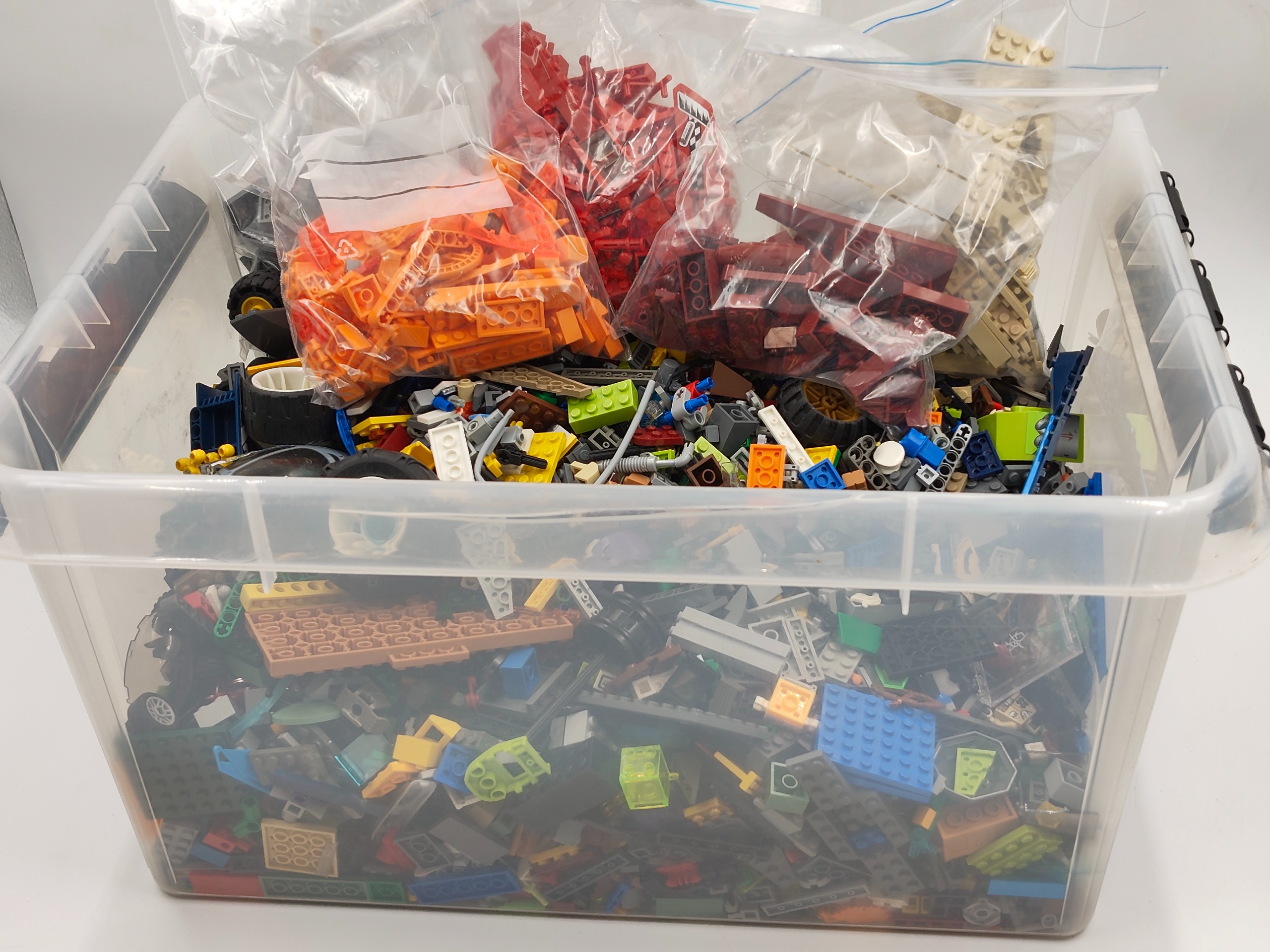 Laatikollinen Legoja - Huutokauppa Ekman